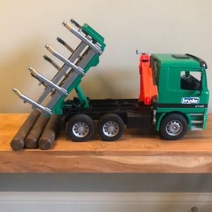 Bruder Logging Truck - some small missing parts, chain and logs.